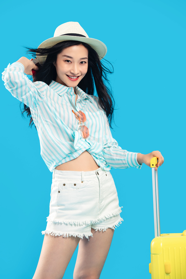 拿着行李箱的年轻女孩 拿着行李箱的年轻女孩