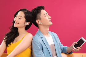 背靠背听音乐的浪漫情侣图片