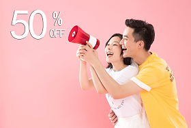 青年伴侣拿着扩音器喊叫