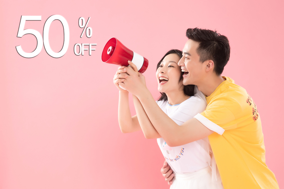 青年伴侣拿着扩音器喊叫 青年伴侣拿着扩音器喊叫