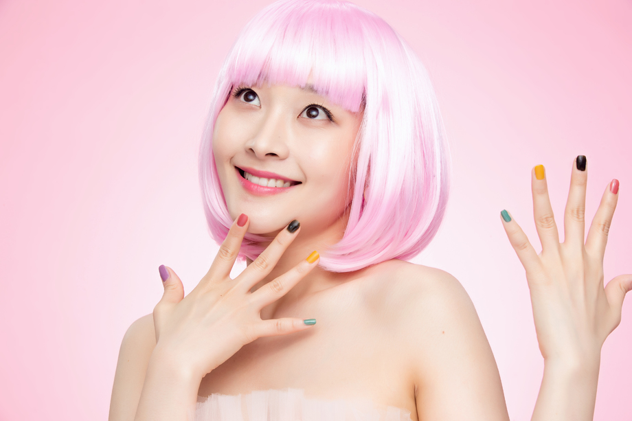 带着假发涂着指甲油的自信女孩 带着假发涂着指甲油的自信女孩