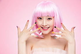 带着假发涂着指甲油的自信女孩