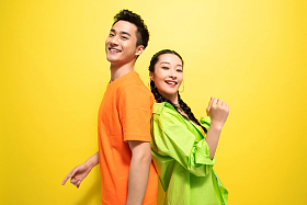 背靠背的青年伴侣照片