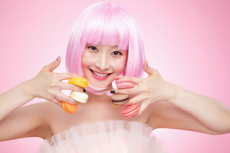 手指夹满马卡龙的漂亮女孩 手指夹满马卡龙的漂亮女孩