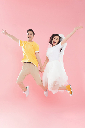 快乐的年轻情侣跳跃图片