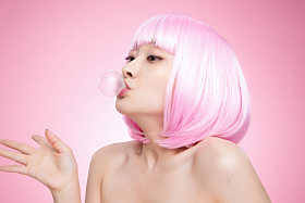 吹泡泡糖的年轻女孩