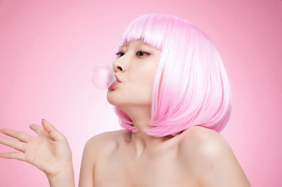 吹泡泡糖的年轻女孩