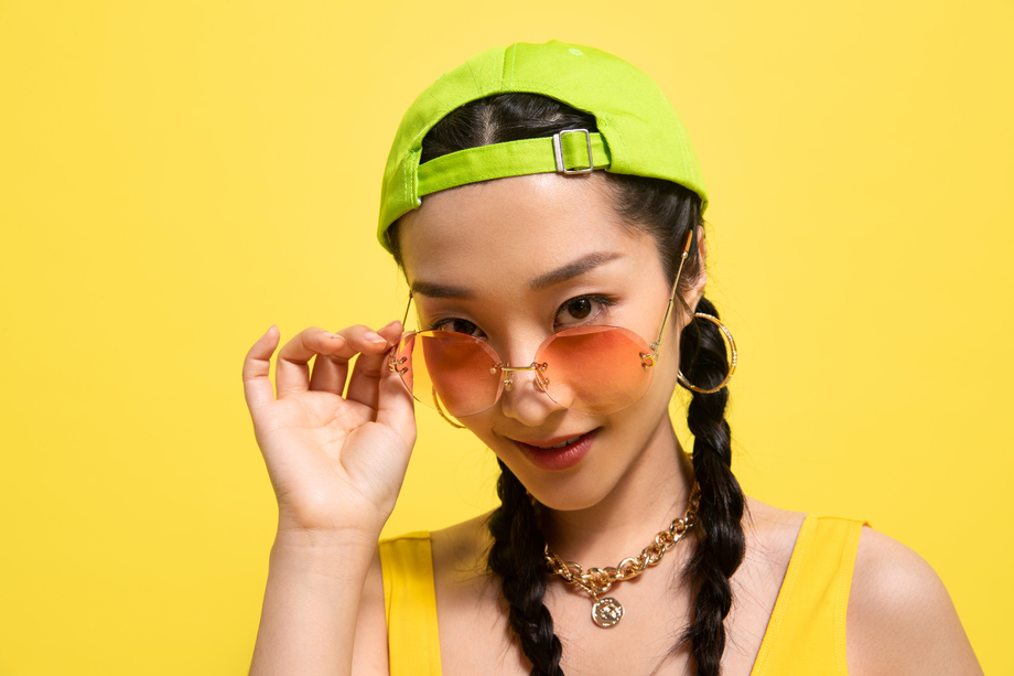 手扶墨镜的个性年轻女孩 手扶墨镜的个性年轻女孩