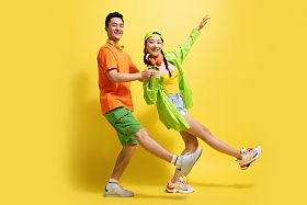 快乐玩耍的年轻人图片