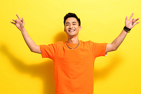 快乐的青年男人