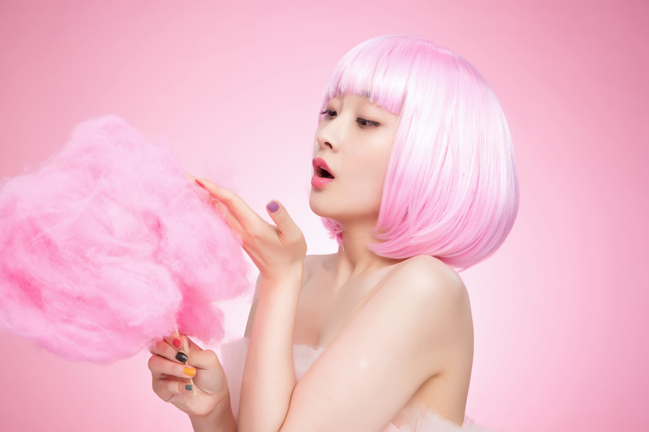 拿着棉花糖玩耍的年轻女孩图片