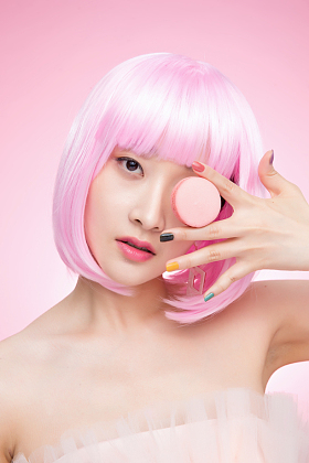 手指夹着马卡龙的个性女孩