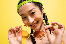 拿着墨镜的个性年轻女孩图片