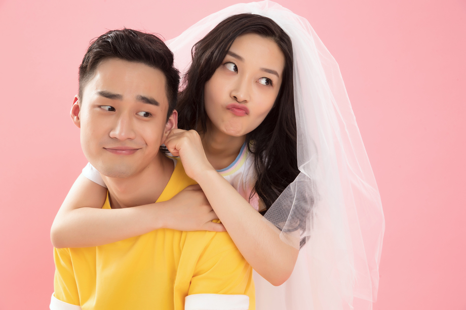 搞怪的亲密青年情侣