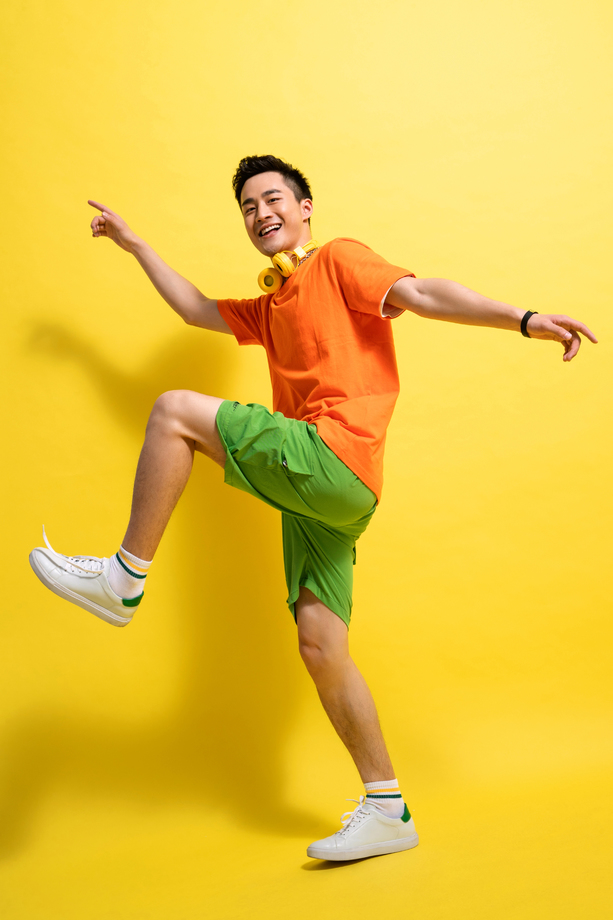 充满活力的青年男人图片