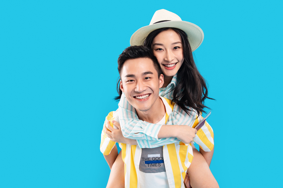 快乐的青年男人背着女朋友去旅游 快乐的青年男人背着女朋友去旅游