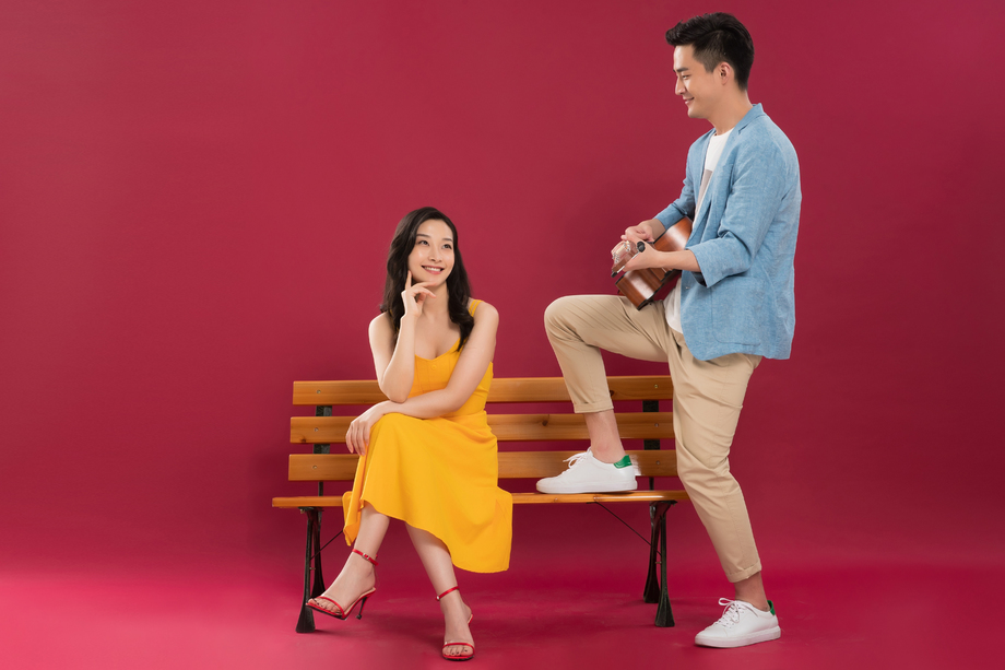 青年男人弹吉他给女朋友听照片 青年男人弹吉他给女朋友听照片