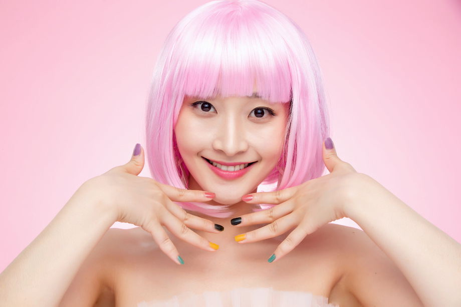 带着假发涂着指甲油的自信女孩