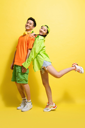 快乐玩耍的年轻人图片