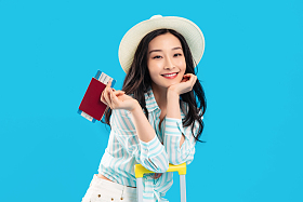 拿着护照机票的年轻女孩