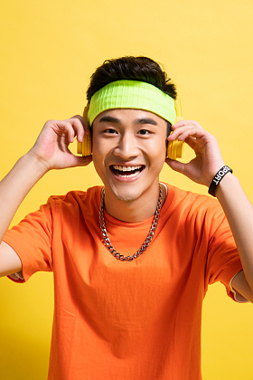 听音乐的嘻哈男孩图片