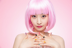 涂着指甲油两手交叉的漂亮女孩