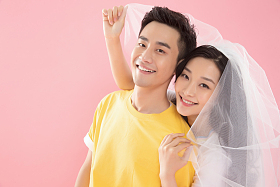 甜蜜幸福的青年伴侣