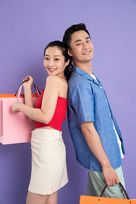 快乐的青年情侣购物图片