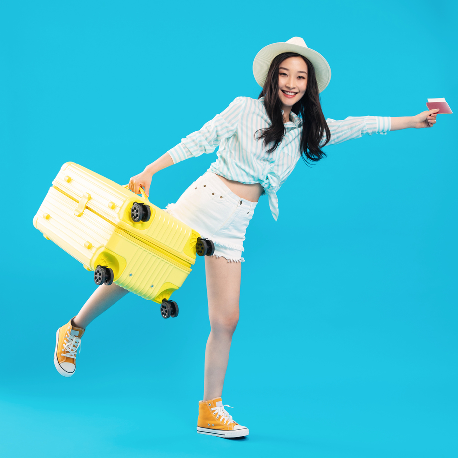 拎着行李箱去旅行的年轻女孩图片 拎着行李箱去旅行的年轻女孩图片