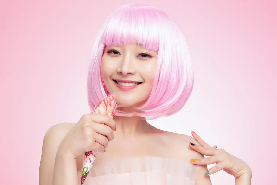 时尚年轻女孩拿着冰淇淋 时尚年轻女孩拿着冰淇淋