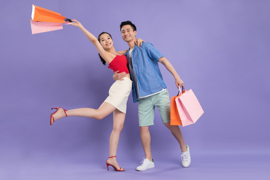 快乐的青年情侣购物