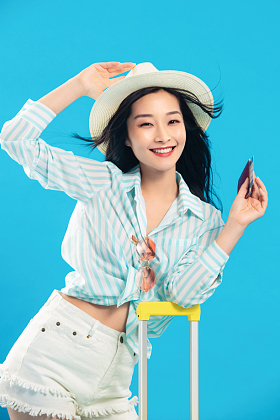 拿着护照机票的年轻女孩图片