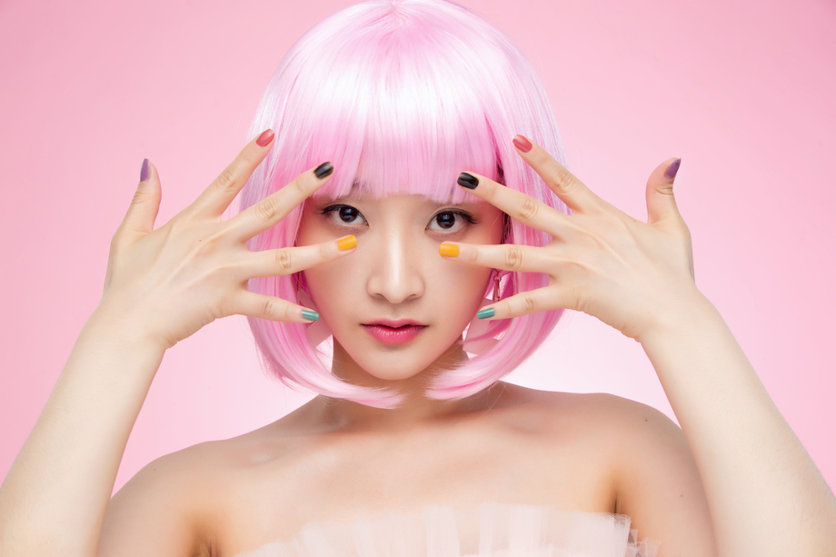 带着假发涂着指甲油的个性女孩 带着假发涂着指甲油的个性女孩
