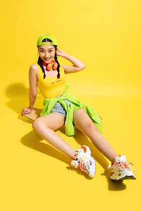 坐在滑板上休息的年轻女孩照片