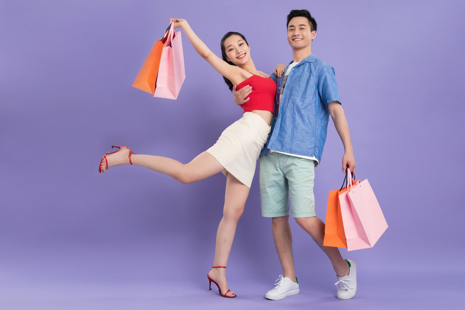 快乐的青年情侣购物 快乐的青年情侣购物