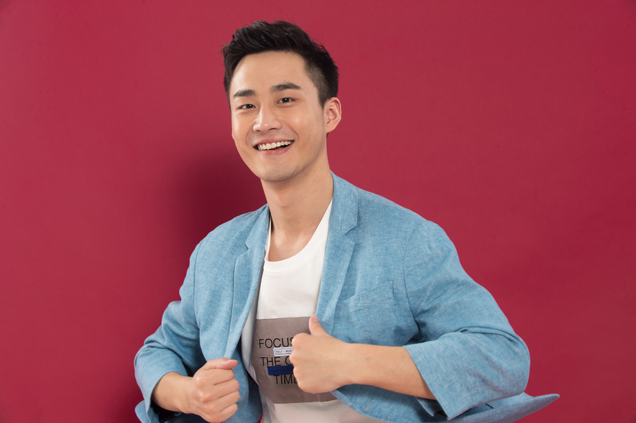 自信的青年男人图片