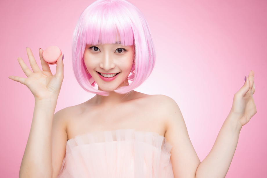 拿着马卡龙的年轻女孩