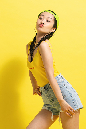 撅嘴的年轻女孩照片