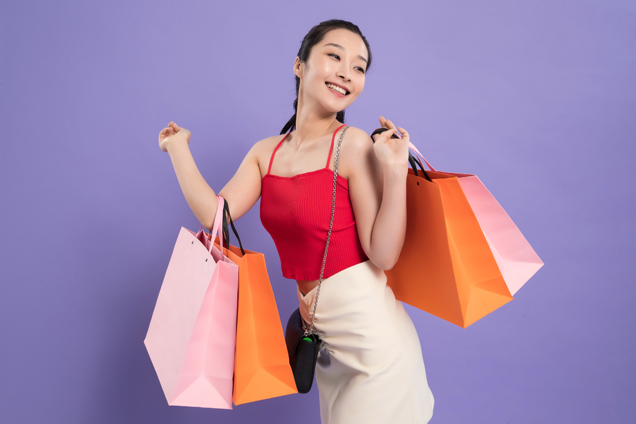 快乐的青年女人购物 快乐的青年女人购物