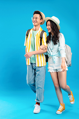 快乐的青年情侣一起去旅游图片