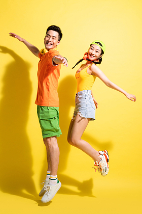 快乐玩耍的年轻人图片