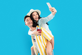 旅途中青年男人背着女朋友图片