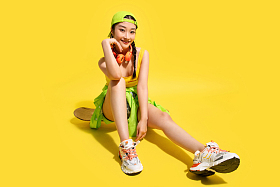 坐在滑板上休息的青年女人