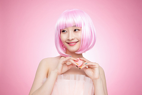 拿着马卡龙的个性女孩图片