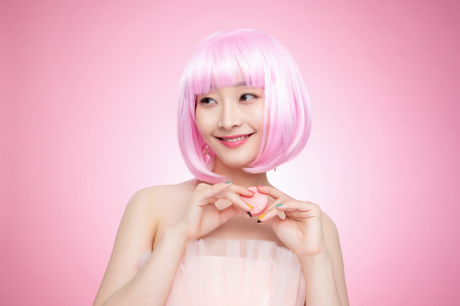 拿着马卡龙的个性女孩图片