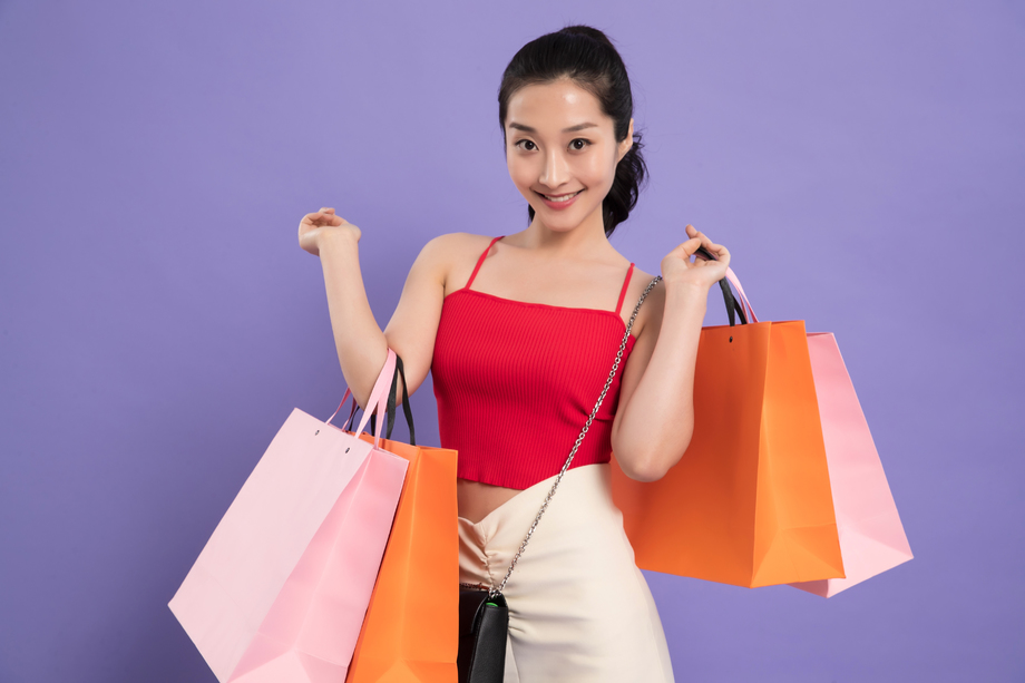 快乐的青年女人购物