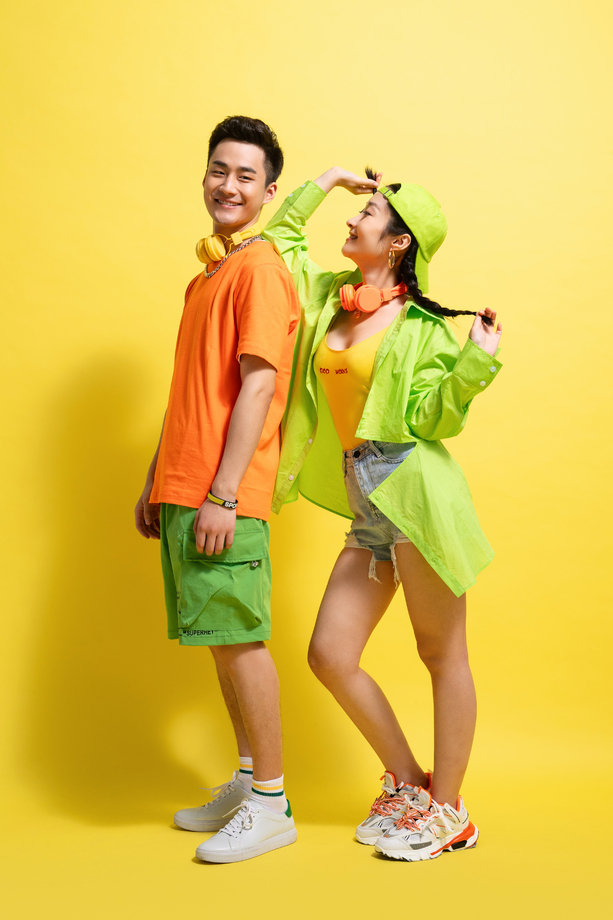 快乐的两个年轻人图片