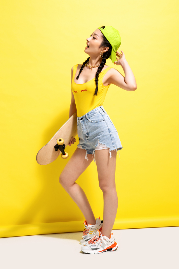 拿着滑板的青年女人