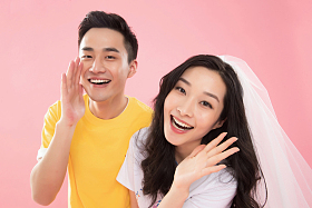 时尚青年伴侣大声喊叫图片