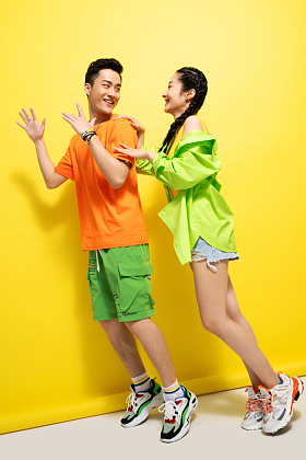 快乐玩耍的青年伴侣